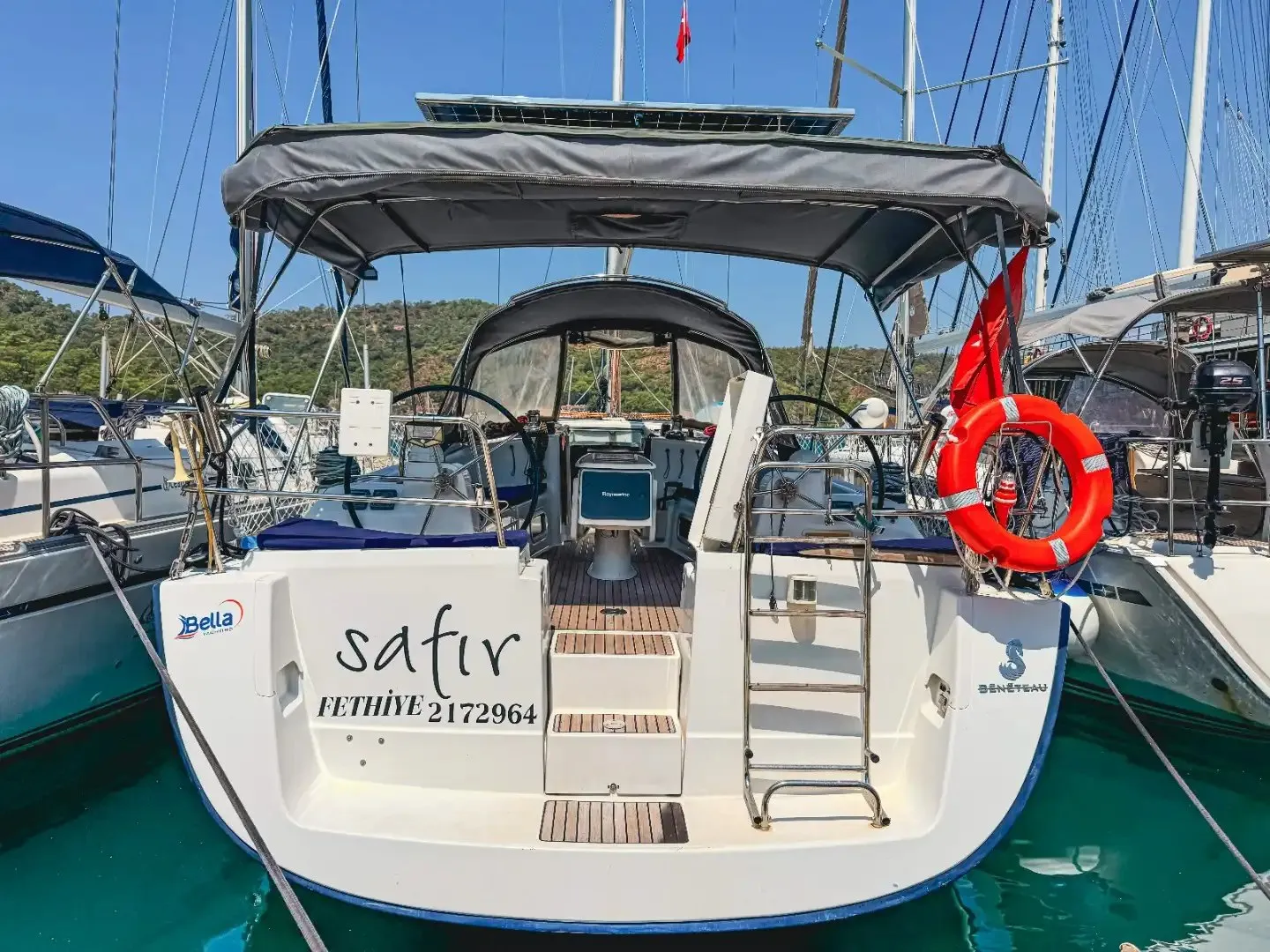 Safir yelkenlisinin kıç aynalığı ve ismi, Fethiye marinasında