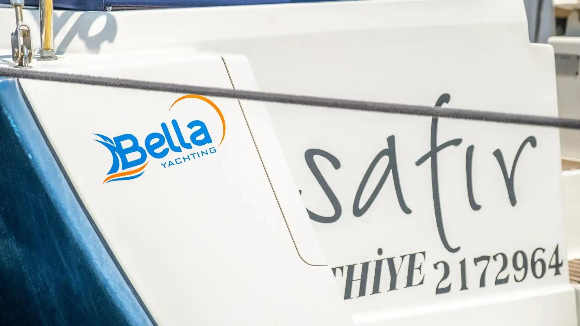 Safir ismi ve Bella Yachting logosu