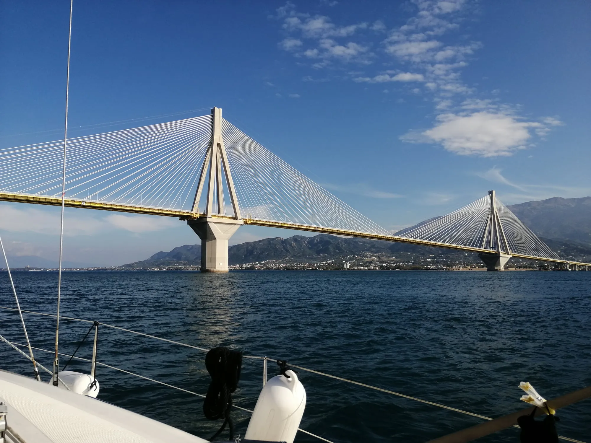 Rio-Antirio köprüsünün altından geçiş