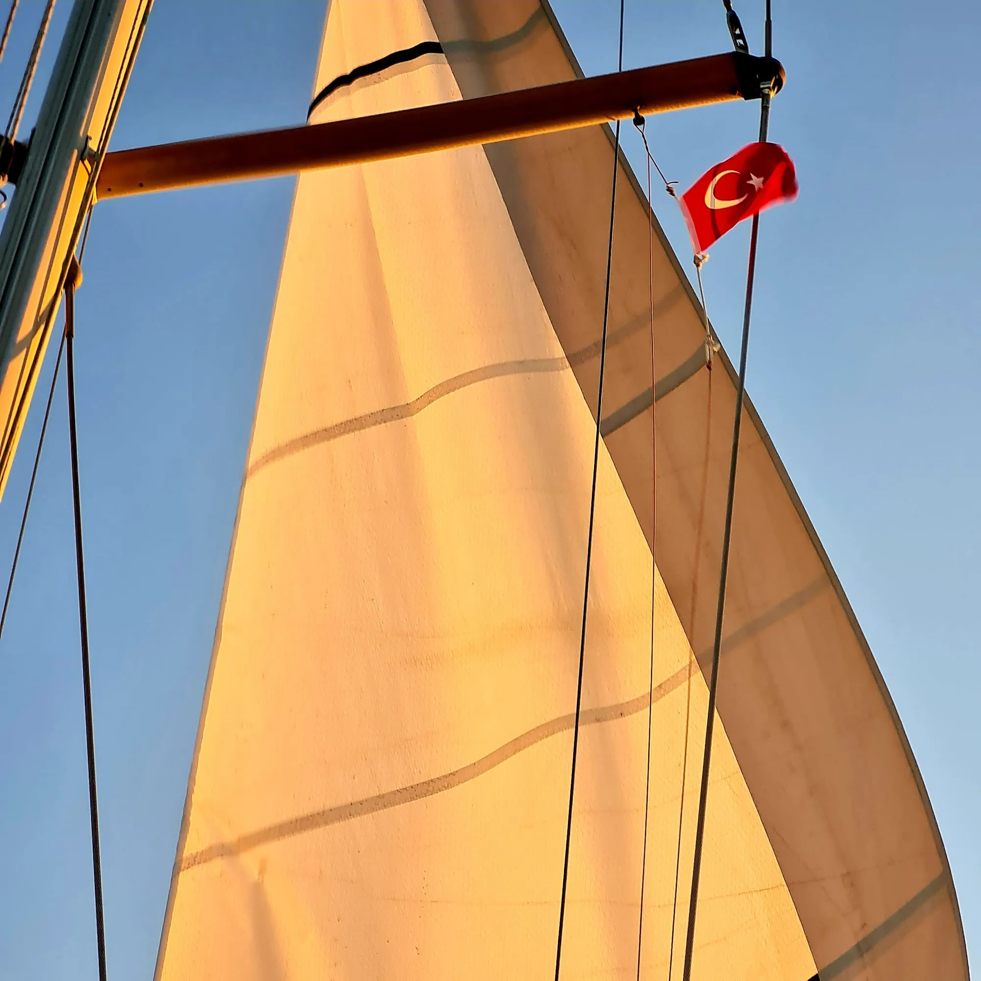 Türk bayrağı ve gün ışığında yelken