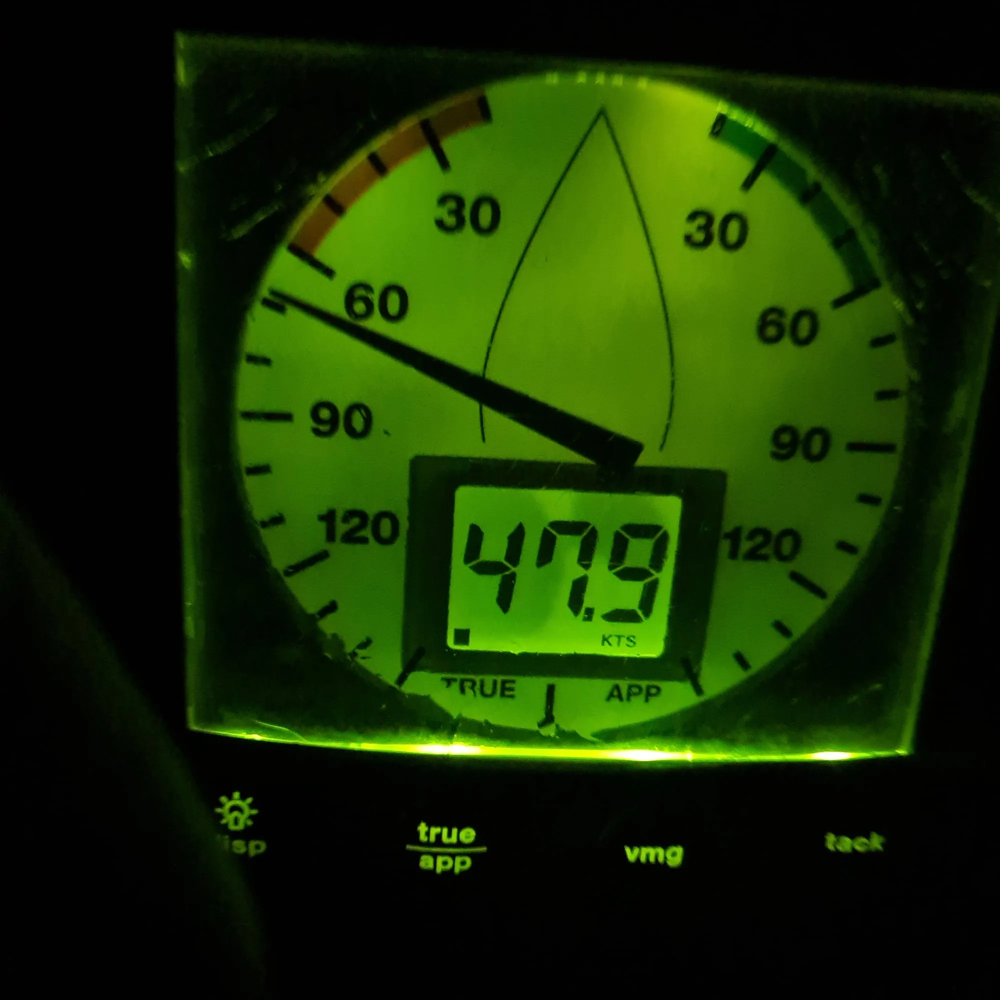 Gece seyrinde aydınlatılmış rüzgâr göstergesi
